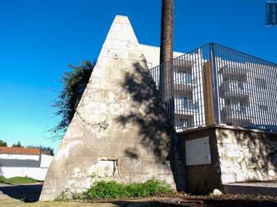 ...e la base � unita al muretto del condominio adiacente, nato nel 2000 proprio con il nome di �Piramide�